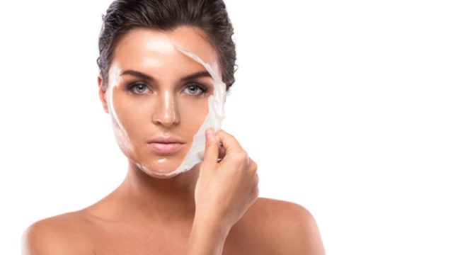 تقشير البشرة الدهنية في المنزل .. خطوات مهمة لاتفوتيها