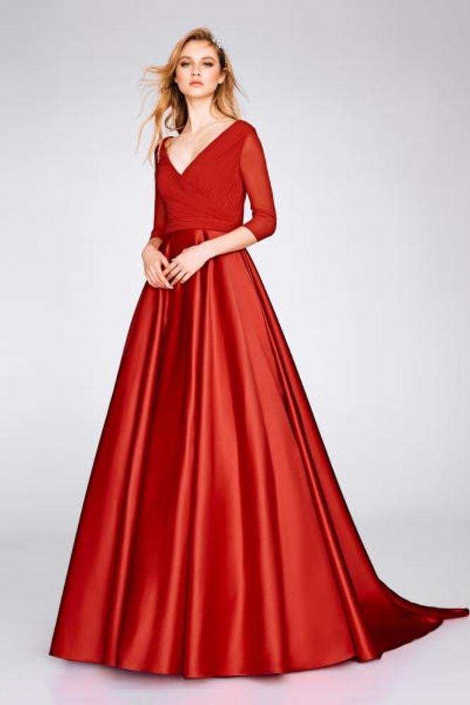 فستان خطوبة باللون الأحمر