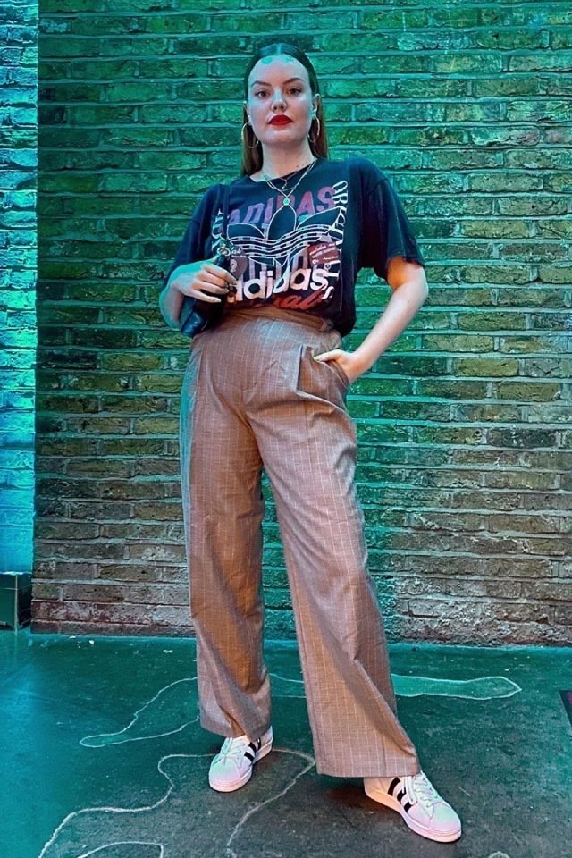 طرق مختلفة لتنسيق التي شيرت الأسود 