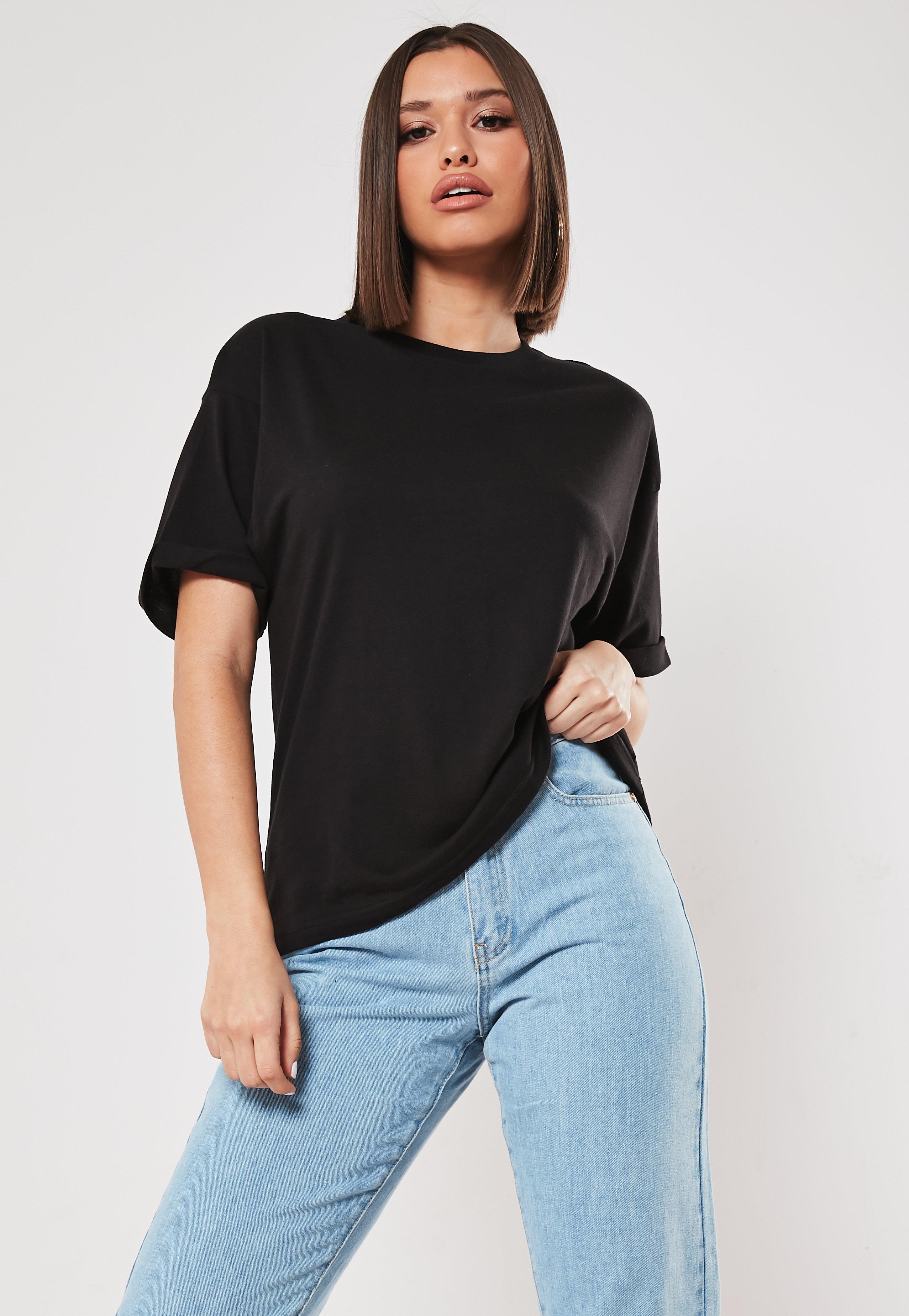 التي شيرت الأسود