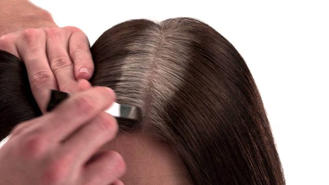 بعيدًا عن الصبغات هذه المنتجات ستخلصك من جذور الشعر الأبيض