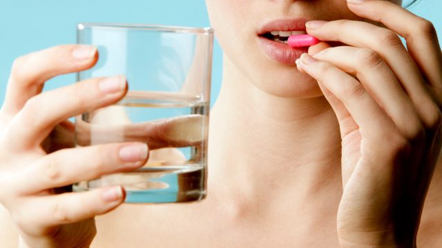 تمتعي بشعر طويل وكثيف باستخدام حبوب الشعر من اي هيرب