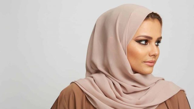 للمحجبات: كيفية تنسيق اللون البيج مع ملابسك