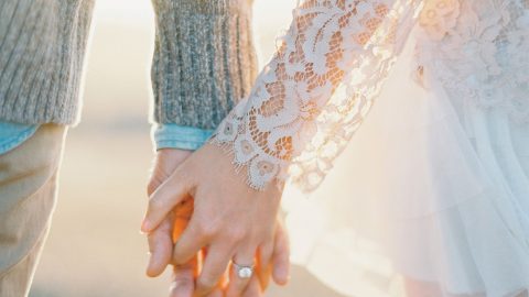 إطلالات رائعة للاحتفال بالخطوبة في المنزل