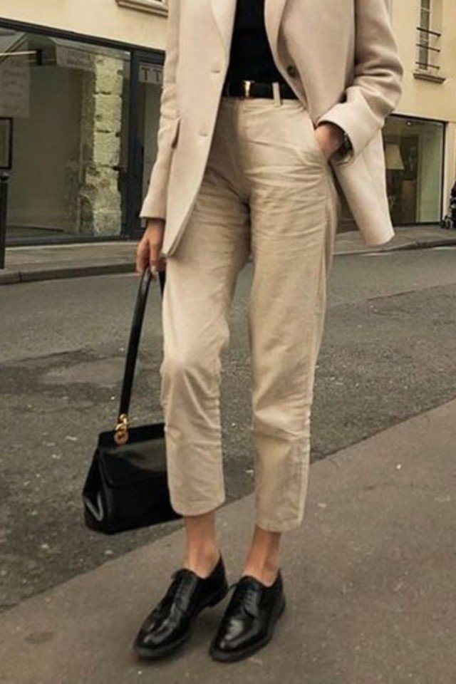 هكذا عليك تنسيق ألوان الأحذية مع ملابسك المختلفة