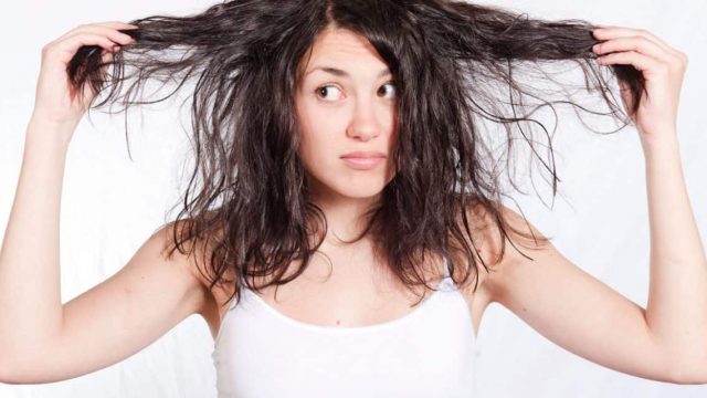 تزييت الشعر الدهني : 6 وصفات منزلية فعالة تخلصك مننه بسرعة