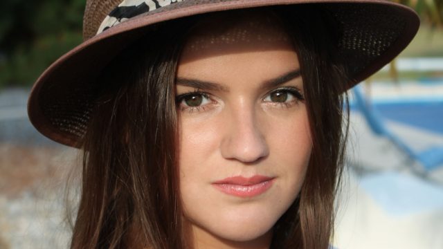 كيفية تطبيق مكياج مشرق وناعم في فصل الصيف