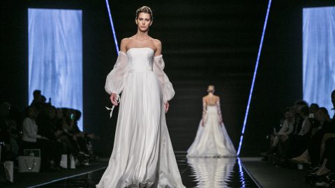 تصاميم رائعة لفساتين زفاف بأكمام لصيف 2020