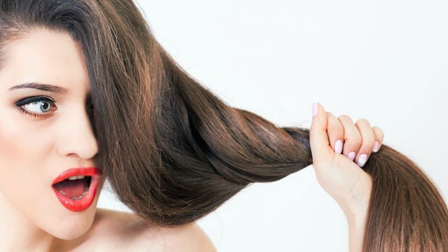 أفضل زيوت طبيعية للعناية بالشعر الجاف