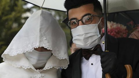 بالصور: تصاميم مختلفة لكمامات العروس