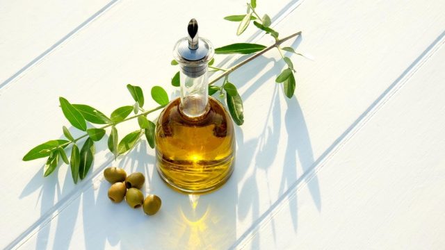 أفضل 5 وصفات لفرد الشعر باستخدام زيت الزيتون