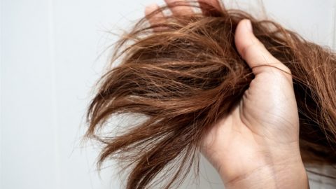 هل تختلف طريقة غسل الشعر المصبوغ عن الشعر العادي؟ اكتشفي ذلك