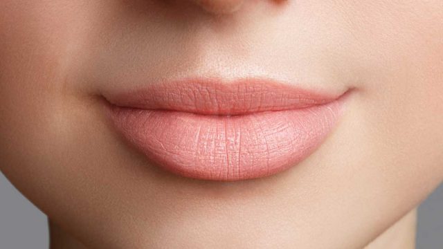 3 خطوات بسيطة للتمتع بشفاه ممتلئة مثل المحترفات