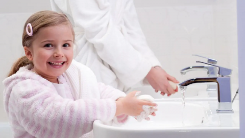 كيف تعلمين طفلك قواعد النظافة في سن مبكرة؟