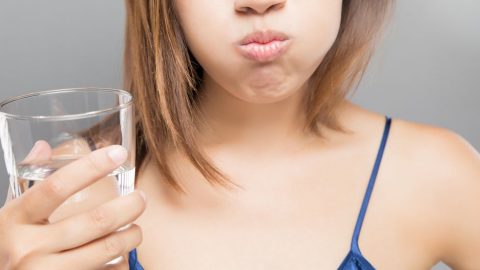 اصنعي بنفسك غسول الفم في المنزل بمكونات طبيعية سهلة