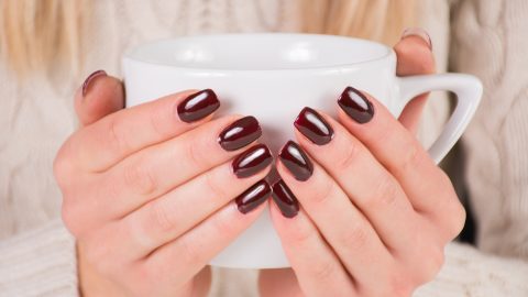 أفضل منتجات طلاء أظافر عليك تجربتها هذا الصيف