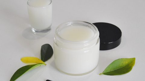 اصنعي بنفسك مزيل عرق طبيعي في المنزل