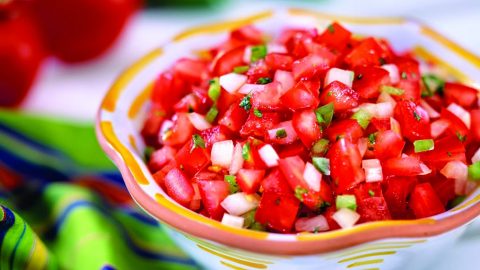 طريقة تحضير سلطة الطماطم بالأعشاب