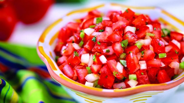 طريقة تحضير سلطة الطماطم بالأعشاب