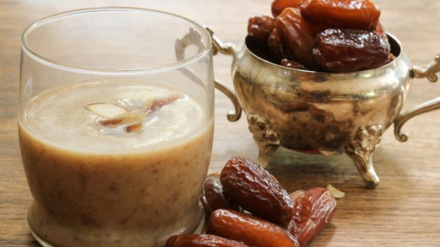 خطوات تجهيز سموثي التمر بالقرفة