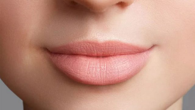 طرق طبيعية لتكبير الشفايف دون الحاجة للبوتوكس وعمليات التجميل