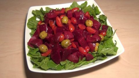 خطوات إعداد سلطة الشمندر بالجرجير