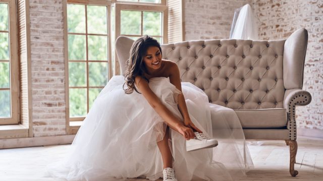 موديلات أحذية رياضية للعرائس لإطلالة مريحة يوم زفافك