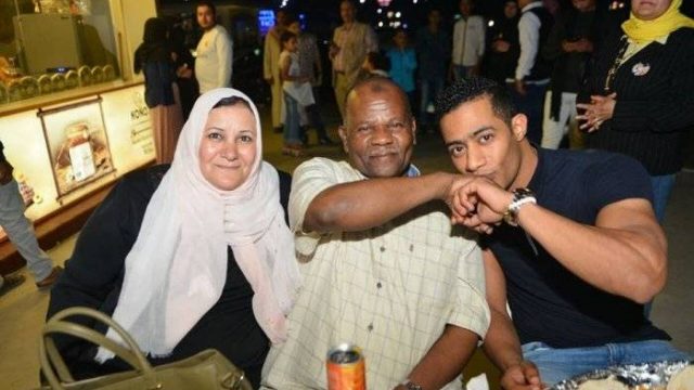 شاهدي محمد رمضان في أحدث ظهور له مع والده