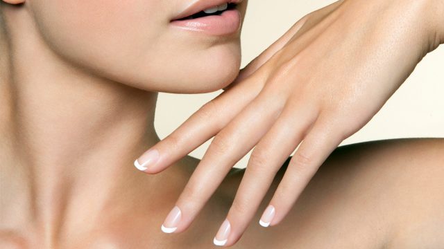 طلاء أظافر مميز وأنيق لعروس حواء