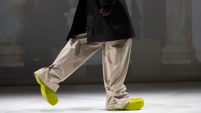 Bottega Veneta تكشف عن أحذية المطر المناسبة للجنسين