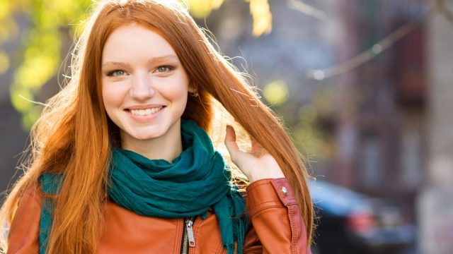 نصائح بسيطة لاختيار الوشاح بعناية لإطلالة راقية في شتاء 2021