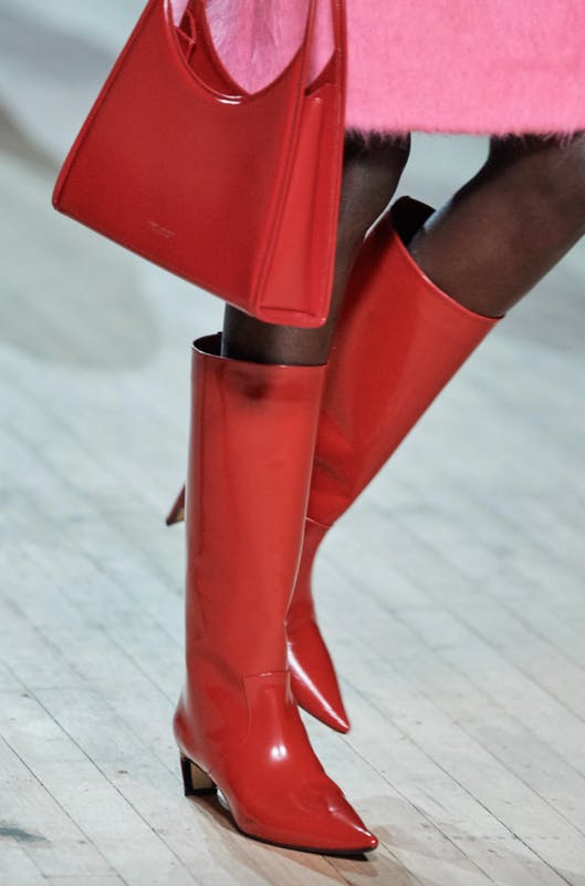 أحدث الصيحات الرائجة للبوط الطويل في شتاء 2021