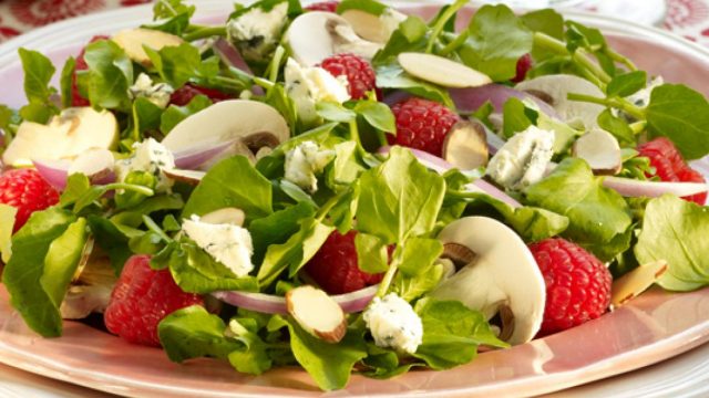 خطوات تجهيز سلطة الجرجير