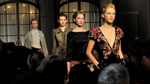 بالصور: شاهدي معنا موضة بدلات السهرات لموسم 2021