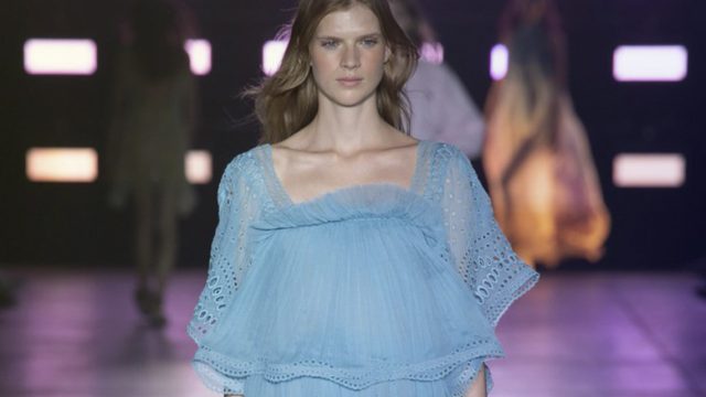 تألقي باللون الأزرق الفيروزي في حفلة رأس السنة