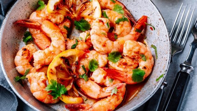 طريقة تجهيز روبيان محمر بالثوم