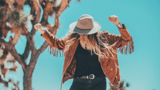 السترات والمعاطف التي عليك اقتنائها هذا الشتاء