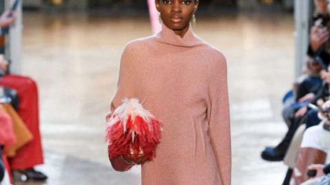 كيفية تنسيق البلوفر مع التنورة لإطلالة أنيقة وراقية