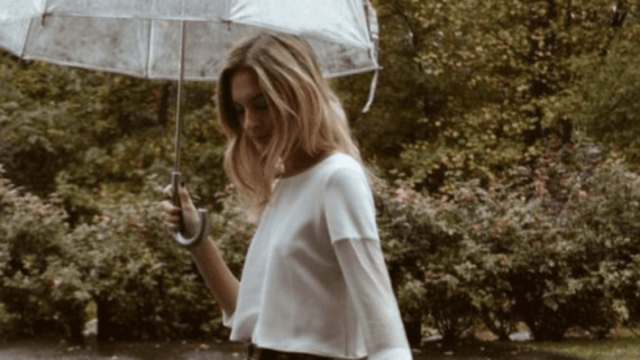 كيف تحافظين على أناقتك في الأيام الممطرة