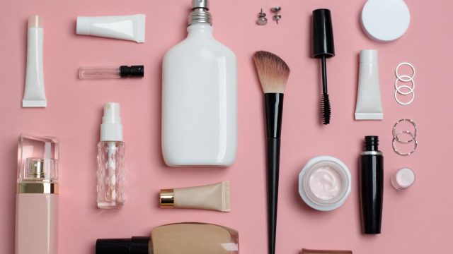 تعرفي إلى أفضل المنتجات التجميلية التي ننصحك باقتنائها