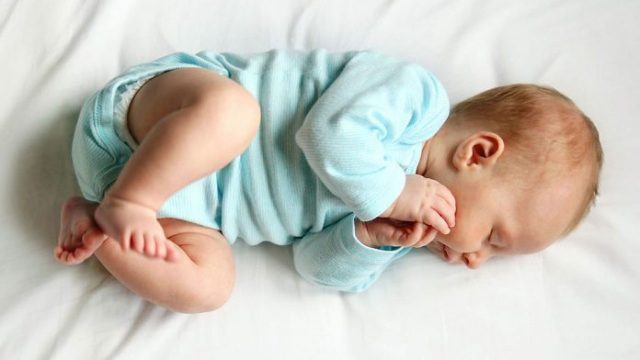 4 إشارات تدل على أن طفلك الرضيع ينمو دون مشاكل هل تعرفينها؟