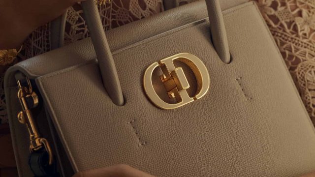 اكتشفي معنا حقيبة Dior الجديدة من مجموعة Cruise 2021
