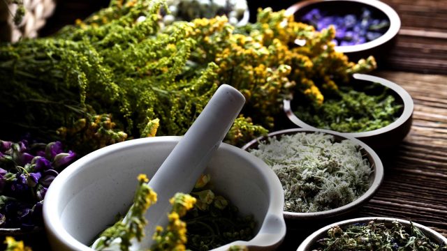 مشروب عشبي لحرق الدهون وتثبيت الوزن.. جربيه