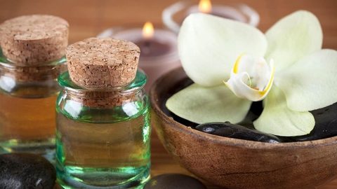 طرق تعطير الجسم لأطول فترة ممكنة باستخدام الأعشاب