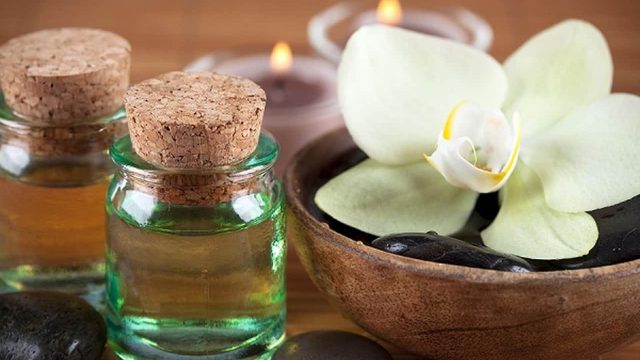 طرق تعطير الجسم لأطول فترة ممكنة باستخدام الأعشاب