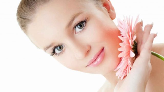 اكتشفي 3 طرق لتوريد البشرة بمواد طبيعية