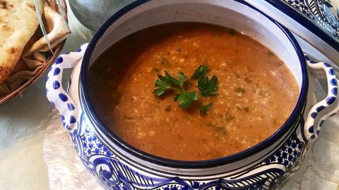 كيفية تجهيز شوربة العدس والطماطم