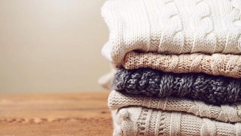 صيحة كنزات الصوف الواسعة تسيطر على موضة شتاء 2021