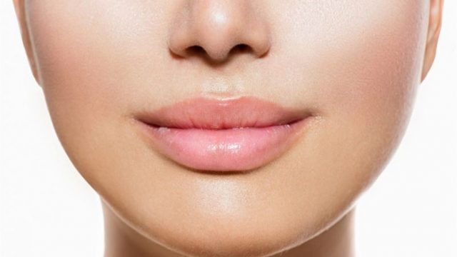 طرق مختلفة لتكبير الشفاه بدون تدخلات جراحية
