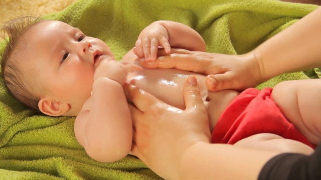7 زيوت عضوية آمنة يمكنك استعمالها لتدليك الرضيع!